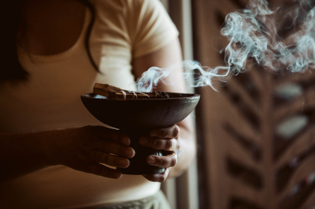 Fumigation et Cacao sacré : quand la fumée ouvre l’espace rituel